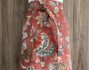 Wide half apron with two pockets in Chanterelle Auburn flowers and birds cotton fabric. Two pockets and long straps.