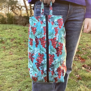Sac de rangement extensible pour chaussures, maillots de bain mouillés et vêtements. Grande pochette zippée, trousse de toilette. Extérieur et doublure en polyester imperméable.