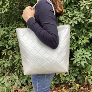 Große Einkaufstasche aus PU-Leder. Vegane Ledertasche für Strand, Schwimmbad oder Shoppen. Navy, Dunkelblau, Hellblau, Silber und Metallic-Grün