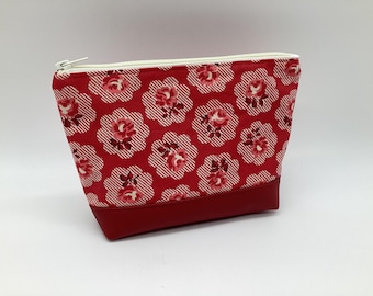 Red floral make up bag with waterproof base. Faux leather and cotton fabric zipper pouch. Feminine pouch, cosmetics bag. Small roses.
