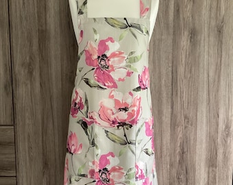 Extra large, XL cross back apron with two pockets. Japanese no tie apron in light beige with large pink flowers. Floral cotton apron.