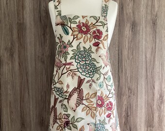 Small, medium, large cross back apron with two pockets. Japanese apron. Iliv Heritage Fern cotton fabric. Beige, green, red. Birds, flowers.