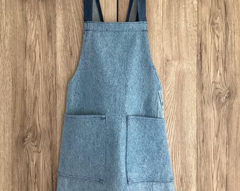 Blue denim apron, 5-6 years old. Girls and boys’ no tie cross back apron with two pockets. Upcycled, patchwork apron from old jeans.