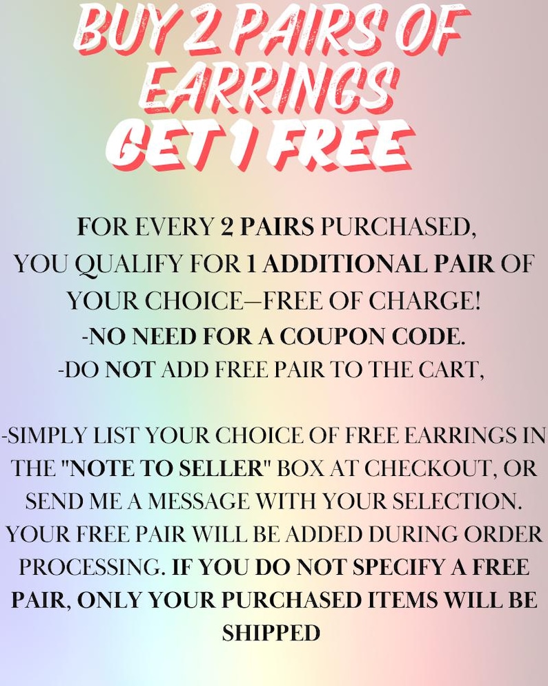 Op de afbeelding: Een roze en witte afbeelding met de tekst "KOOP 2 PAAR OORBELLEN, KRIJG 1 GRATIS". De tekst legt uit dat voor elk gekocht paar oorbellen, je een extra paar gratis krijgt. Het legt ook uit dat je geen kortingscode nodig hebt en dat je gewoon je keuze voor gratis oorbellen in het vak "Notitie voor verkoper" bij het afrekenen kunt opgeven of een bericht kunt sturen met je keuze.