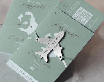 Convite de casamento em formato de passaporte nas cores verde sálvia e prata, com avião de acrílico. Ideal para casamentos em destinos paradisíacos.