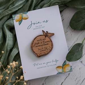 Hölzerner Kühlschrankmagnet SAVE THE DATE für Hochzeit, zitronenförmiger Magnet mit A6-Rückenkarte mit Zitronenmotiv, graviert, Save the Date, Italien