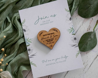 Houten koelkastmagneet SAVE THE DATE voor bruiloft, met Eucalyptus Sage Green A6 Backing Card, hartvorm of krans, gegraveerd Save the Date