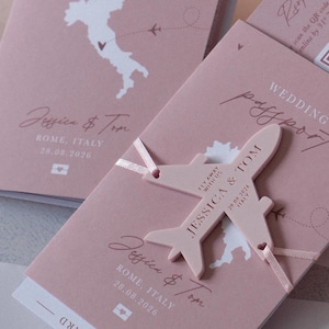 Invitación de boda con diseño de pasaporte rosa oscuro y avión acrílico, ideal para bodas en el extranjero, Italia, Grecia y Chipre (cualquier mapa)
