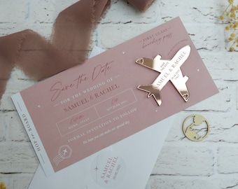 Ímã de geladeira rosa-claro e dourado rosê com cartão de embarque para casamento. Reserve a data. Ímã de geladeira em acrílico com avião, bege, para viagens e casamentos no exterior.