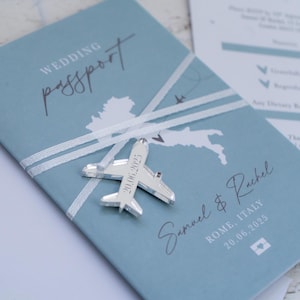 Pass-Hochzeits-Einladung, Dusky Dusty Blue Flugzeug-Reise-einladen mit Acrylflieger-Anhängern, Bestimmungsort im Ausland (jedes Land verfügbar)