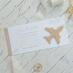 Beige Kühlschrankmagnet Bordkarte Hochzeit SAVE THE DATE. Acryl Flugzeug Kühlschrankmagnet, Beige Reiseflugzeug für die Bestimmungsort-Hochzeit