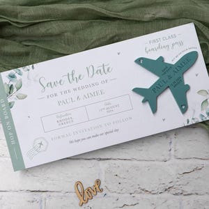 Eukalyptus-Kühlschrankmagnet Bordkarte Hochzeit SAVE the DATE, Holz- oder Acryl-Kühlschrankmagnet, Salbeigrün, Reiseflugzeug, Hochzeit im Ausland