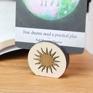 Coppermoon Tarot-Kartenhalter, helles Holz-Sonnen-Muster, Holz-Kartenhalter für Tarot-Karten, Orakel-Karten, Affirmationskarten, spirituelle Geschenke