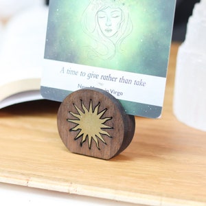 Coppermoon tarotkaarthouder, donkerhouten zonpatroon, houten kaarthouder voor tarotkaarten, orakelkaarten, bevestigingskaarten, heksencadeaus