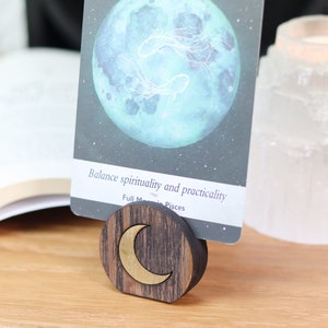 Coppermoon Tarotkartenhalter, dunkles Holz Mondmuster, Holzkartenhalter für Tarotkarten, Orakelkarten, Affirmationskarten, ideale Hexengeschenke