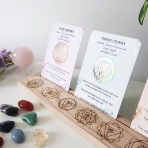 Coppermoon Chakra gravierter Eichen Kartenständer, Tarot Kartenständer, Orakel Kartenständer, Tarot Altar Ständer, Chakra graviert
