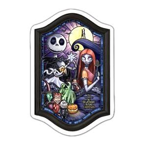 Może przedstawiać: Oprawiona naklejka z postaciami z filmu "Miasteczko Halloween". Obraz przedstawia Jacka Skellingtona, Sally i inne postacie w stylu witrażu. Rama jest czarna z białym obramowaniem.