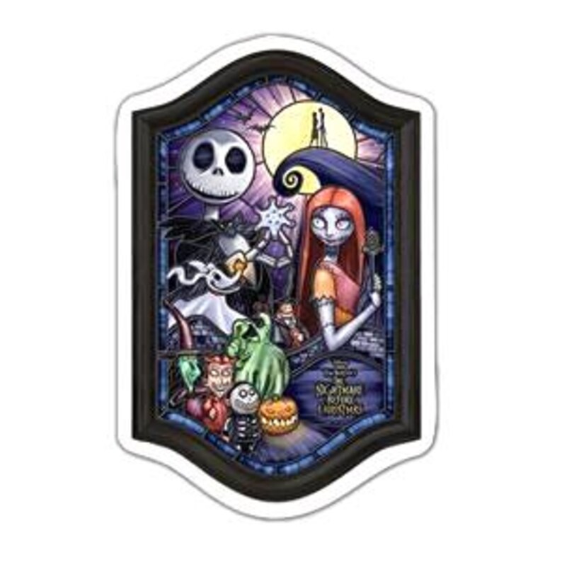 Może przedstawiać: Oprawiona naklejka z postaciami z filmu "Miasteczko Halloween". Obraz przedstawia Jacka Skellingtona, Sally i inne postacie w stylu witrażu. Rama jest czarna z białym obramowaniem.