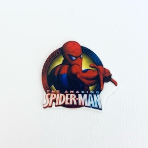 以下が含まれることがあります： 黄色い円の中に「The Amazing Spiderman」という文字が入った、赤と青のスパイダーマンの漫画の画像です。