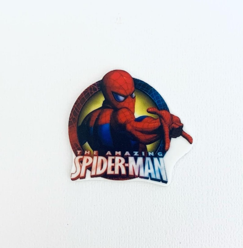 以下が含まれることがあります： 黄色い円の中に「The Amazing Spiderman」という文字が入った、赤と青のスパイダーマンの漫画の画像です。