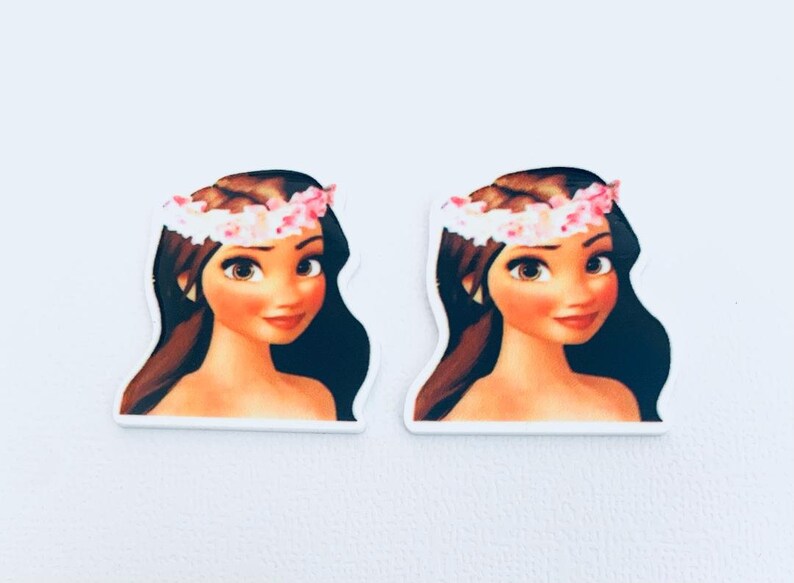 Op de afbeelding: Twee identieke stickers met een cartoonvrouw met lang bruin haar, een roze bloemenkrans en een glimlachende uitdrukking. De stickers staan op een witte achtergrond.