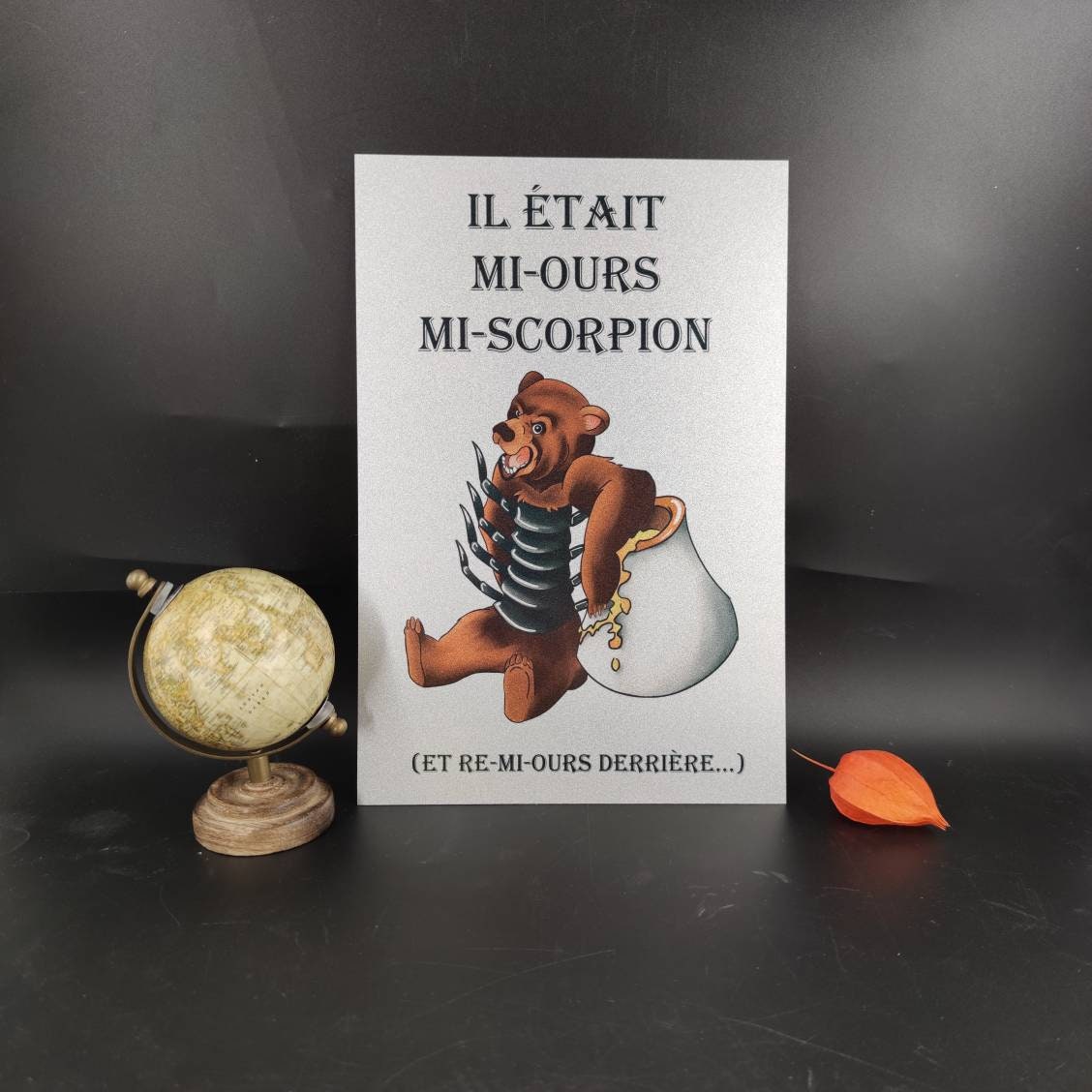 Plaque en Métal Mi-Ours, Mi-Scorpion et Re Mi-Ours Derrière