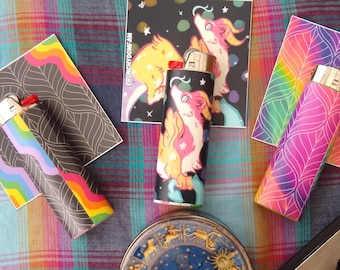 ¡Paquete de 3 fundas para encendedores! / Fundas de vinilo para encendedores de Dom Fambro [Solo funda. Compatible con encendedores Bic]