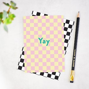 Yay - tarjeta de felicitación de tablero de ajedrez - rosa amarillo verde