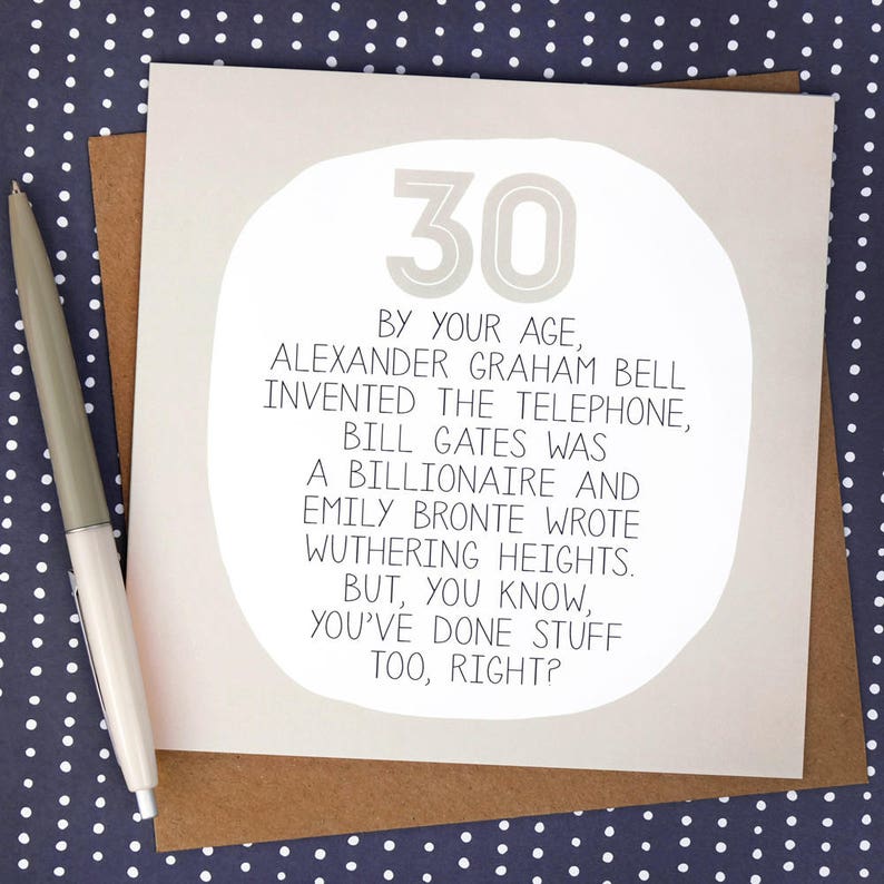 Puede incluir: Una tarjeta blanca con un c&iacute;rculo gris que contiene el n&uacute;mero 30. El texto dice "A tu edad, Alexander Graham Bell invent&oacute; el tel&eacute;fono, Bill Gates era multimillonario y Emily Bront&euml; escribi&oacute; Cumbres Borrascosas. Pero, ya sabes, t&uacute; tambi&eacute;n has hecho cosas, &iquest;verdad?"