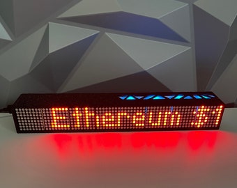 Painel de LED com cotações ao vivo de criptomoedas e ações, contador de inscritos no YouTube e iluminação RGB.