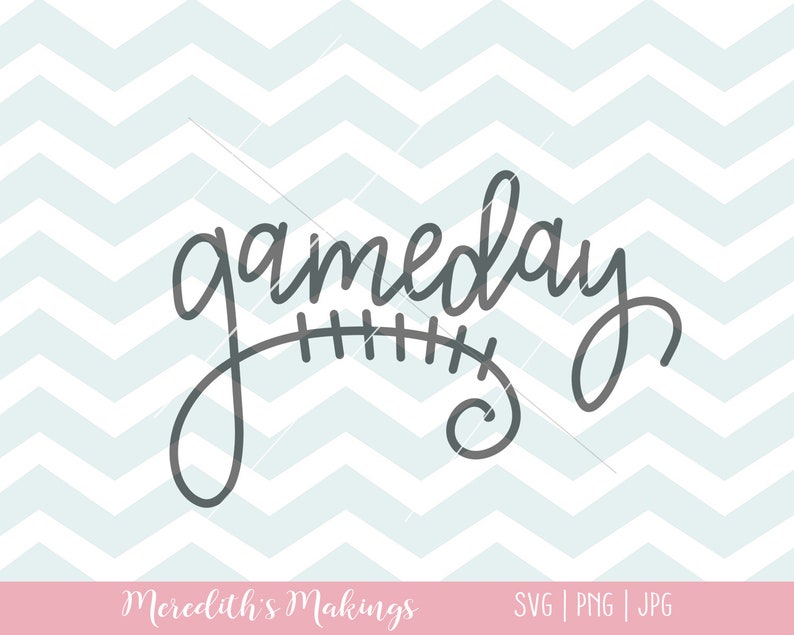 Pode incluir: Um design gr&aacute;fico preto e branco da palavra "gameday" com uma bola de futebol estilizada por baixo. O fundo &eacute; um padr&atilde;o de chevron azul claro.