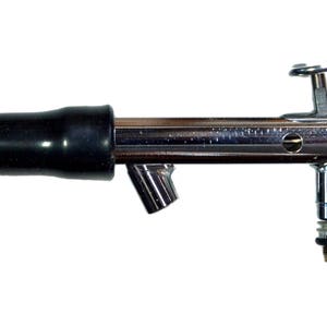 Op de afbeelding: Een verchroomde airbrush met een zwarte rubberen punt en een zilveren knop. De airbrush heeft een zilveren spuitmond en een zilveren luchtslangaansluiting.