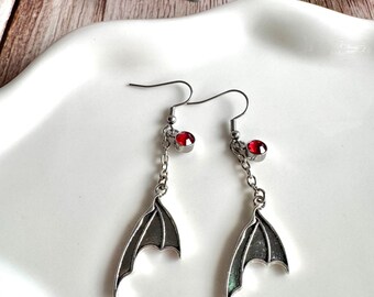 Pendientes inspirados en guerreros ilirios / Pendientes de fantasía con alas de murciélago / Joyería inspirada en la Corte Nocturna / Pendientes literarios de romance oscuro