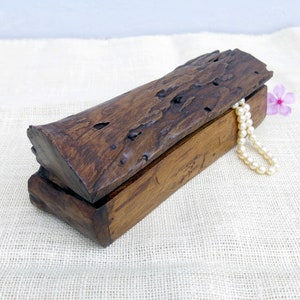 Bruine houten kist, juwelendoos, rustieke houten kist, drijfhout, unieke doos, antieke doos, decoratieve doos, kaartdoos, ringdoos, teruggewonnen houten doos