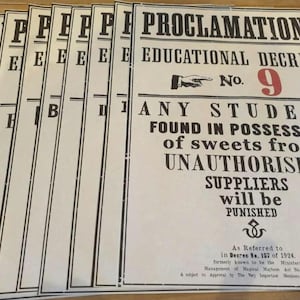 Könnte beinhalten: Ein Plakat im Vintage-Stil mit dem Text "PROKLAMATION. BILDUNGSERLASS Nr. 9 JEDER SCHÜLER, DER IM BESITZ von Süßwaren von NICHT AUTORISIERTEN LIEFERANTEN gefunden wird, wird BESTRAFT" in schwarzer Schrift auf weißem Hintergrund. Das Plakat hat ein rotes "M" in der rechten unteren Ecke.