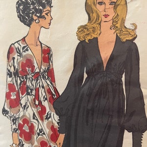 Puede incluir: Dos mujeres con vestidos de manga larga. La mujer de la izquierda lleva un vestido blanco con estampado floral rojo. La mujer de la derecha lleva un vestido negro. Ambos vestidos tienen un escote en V profundo y se atan a la cintura.