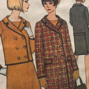 Pode incluir: Ilustração de três mulheres em moda vintage. A mulher da esquerda usa um terno de abotoamento duplo amarelo mostarda com um vestido combinando. A mulher do centro está em um casaco xadrez vermelho, marrom e amarelo. A mulher da direita está em um casaco verde escuro.