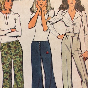 Puede incluir: Ilustración de tres figuras con moda de los años 70. Una figura lleva una camisa blanca y pantalones de camuflaje. Otra lleva una camiseta blanca y vaqueros acampanados azules con un corazón rojo. La tercera figura lleva una camisa blanca abotonada y pantalones grises claros.