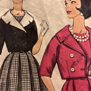 Op de afbeelding: Vintage mode-illustratie met twee vrouwen in stijlvolle outfits. Eén draagt een zwarte jas met dubbele rij knopen, een witte kraag en een geruite rok. De ander draagt een rode jas met bijpassende rok en een parelketting.