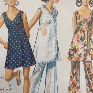 Peut inclure: Un patron de couture vintage présentant trois modèles de robes différents. La première robe est une mini-robe à pois bleus et blancs avec un décolleté en V. La deuxième robe est une robe blanche sans manches avec un décolleté en V et une bordure en dentelle. La troisième robe est une robe à imprimé floral avec un décolleté en V et un pantalon assorti. Le patron est intitulé "5 Mini-Length".