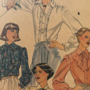 以下が含まれることがあります： 4種類のブラウスデザインが描かれたヴィンテージの裁縫型紙イラスト。フリル付きの白いブラウス、花柄でリボン付きの青いブラウス、フロントにフリルがあるピーチ色のブラウス、リボン付きのクリーム色のブラウスが含まれています。