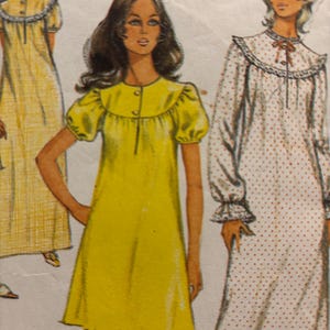 Può includere: Un modello di cucito vintage che presenta tre diversi stili di camicie da notte. La prima camicia da notte è gialla con un colletto a volant e maniche corte. La seconda camicia da notte è bianca con un colletto a volant e maniche lunghe. La terza camicia da notte è bianca con un colletto a volant e maniche lunghe con un motivo a pois. Il modello include istruzioni per le taglie B, C e D.
