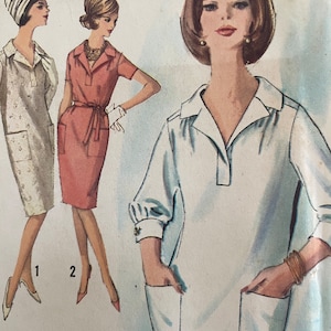Può includere: Illustrazione vintage di un modello di cucito con tre donne che indossano abiti. La donna al centro indossa un abito bianco con colletto e tasche. La donna a sinistra indossa un abito bianco con un motivo floreale. La donna a destra indossa un abito rosa con una cintura.