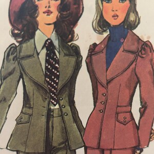 Puede incluir: Dos ilustraciones de moda de mujeres con trajes. La mujer de la izquierda lleva un traje verde con una camisa blanca y una corbata a rayas. Lleva un sombrero rojo. La mujer de la derecha lleva un traje rosa con un jersey de cuello alto azul. Lleva un lazo azul.