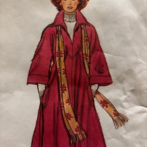 Può includere: Un set di tre tazze in ceramica con finitura opaca e macchiettata. Le tazze sono nei toni del crema, marrone chiaro e marrone scuro. Ogni tazza ha un design semplice e un manico arrotondato.