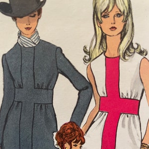 Puede incluir: Ilustración de moda vintage con tres mujeres con atuendos elegantes. Una mujer lleva un abrigo gris oscuro y un bombín. Otra lleva un vestido blanco con un llamativo diseño de cruz rosa. La tercera mujer lleva un vestido verde.