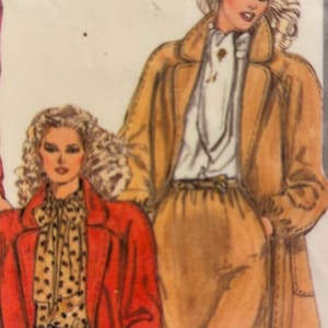 Könnte beinhalten: Illustration von zwei Figuren in Vintage-Mode. Eine Figur trägt einen langen beigefarbenen Mantel und einen passenden Rock, kombiniert mit einer weißen Bluse. Die andere Figur trägt einen roten Mantel über einer gepunkteten Bluse und grauen Hosen. Das Bild hat eine Retro-Ästhetik.