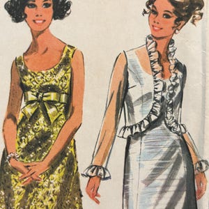 Può includere: Due modelli di cucito vintage per abiti. L'abito a sinistra è un abito senza maniche, giallo, con paillettes e un fiocco in vita. L'abito a destra è un abito bianco senza maniche con un colletto e maniche a volant.