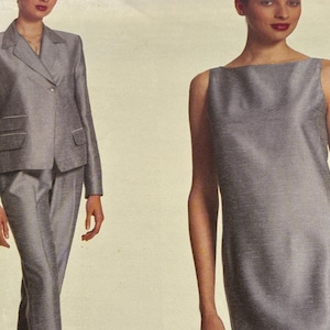 Könnte beinhalten: Ein grauer Anzug und ein graues ärmelloses Kleid. Der Anzug umfasst einen Blazer mit Taschen und eine passende Hose. Das Kleid hat ein schlichtes, elegantes Design. Beide Outfits sind aus glänzendem Stoff.