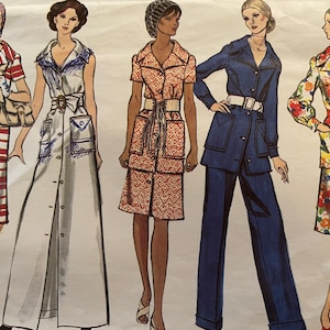 Op de afbeelding: Illustratie van vijf vrouwen in vintage mode. De outfits omvatten een rood-wit gestreepte jurk, een mouwloze witte jurk, een rode jurk met geometrische print, een blauw broekpak en een jurk met bloemenprint. Elke outfit heeft een riem.
